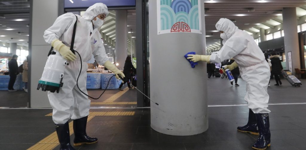 Κοροναϊός: 132 νεκροί και 6.000 κρούσματα – Στο ίδιο εργοστάσιο μολύνθηκαν οι τέσσερις ασθενείς στην Γερμανία