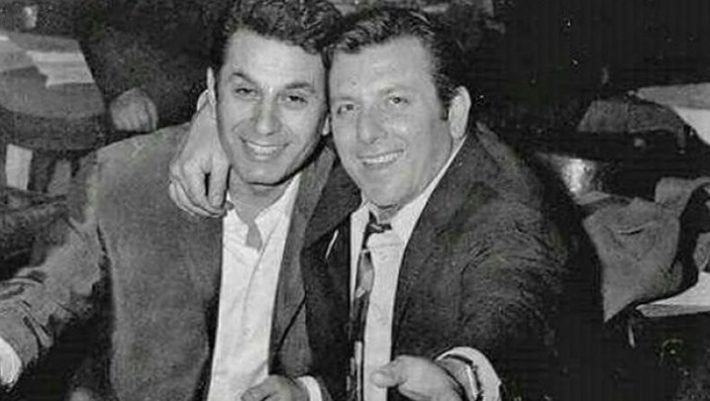 Η χρυσή polaroid: Το κόλπο του Ξανθόπουλου να βγάζει πιο πολλά λεφτά απ’ τους θαυμαστές του παρά απ’ τις ταινίες