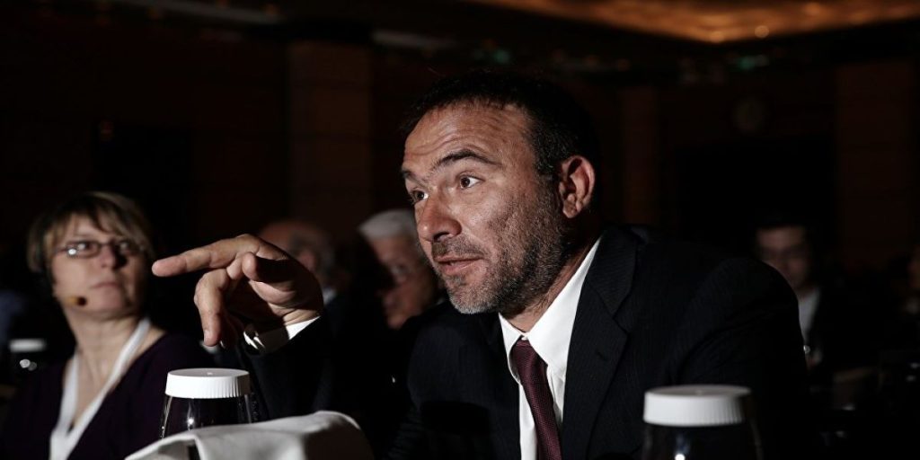 Ο Πέτρος Κόκκαλης «επιστράτευσε» τον Σωκράτη για να σχολιάσει τις πρόσφατες εξελίξεις (βίντεο)