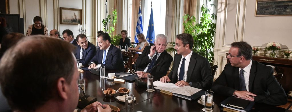 Υπουργικό συμβούλιο: Παρά το… ξενύχτι ο Κ.Μητσοτάκης κατάφερε να δώσει συγχαρητήρια σε Μ.Χρυσοχοΐδη και Χ.Σταϊκούρα