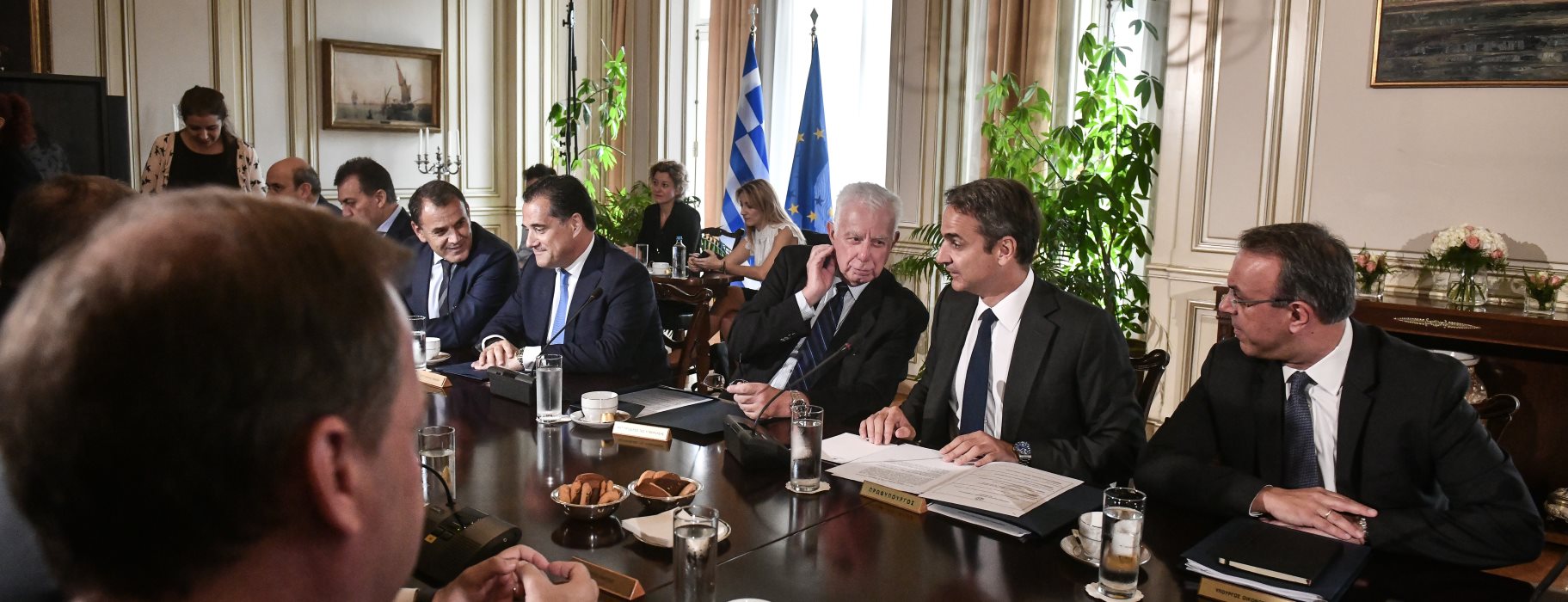 Υπουργικό συμβούλιο: Παρά το… ξενύχτι ο Κ.Μητσοτάκης κατάφερε να δώσει συγχαρητήρια σε Μ.Χρυσοχοΐδη και Χ.Σταϊκούρα