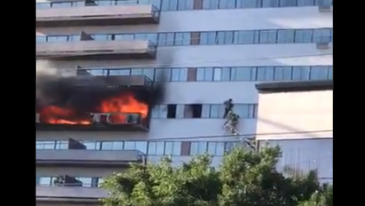 ΗΠΑ: Εικόνες που σοκάρουν με ανθρώπους να πηδούν από τα μπαλκόνια για να σωθούν (βίντεο)