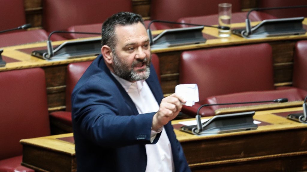 Ο Γιάννης Λαγός έκανε κομμάτια την τούρκικη σημαία μέσα στην Ευρωβουλή (βίντεο)