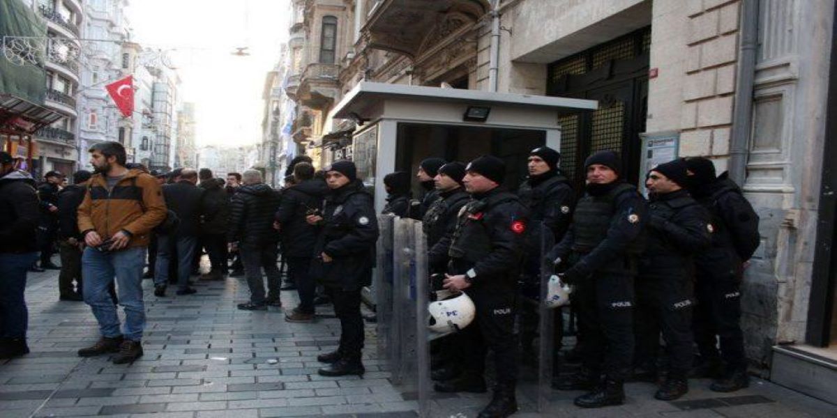 Συγκέντρωση Τούρκων εθνικιστών στο ελληνικό προξενείο στην Πόλη (φώτο)