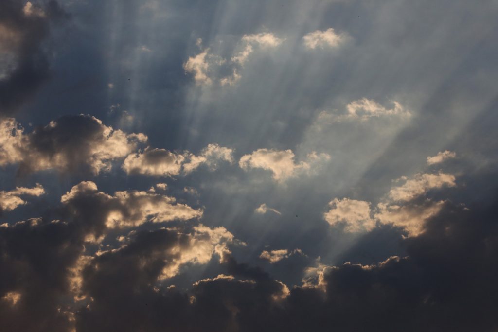 Εντυπωσιακό: Παράξενο σύννεφο μοιάζει με… διαστημόπλοιο (φωτο)