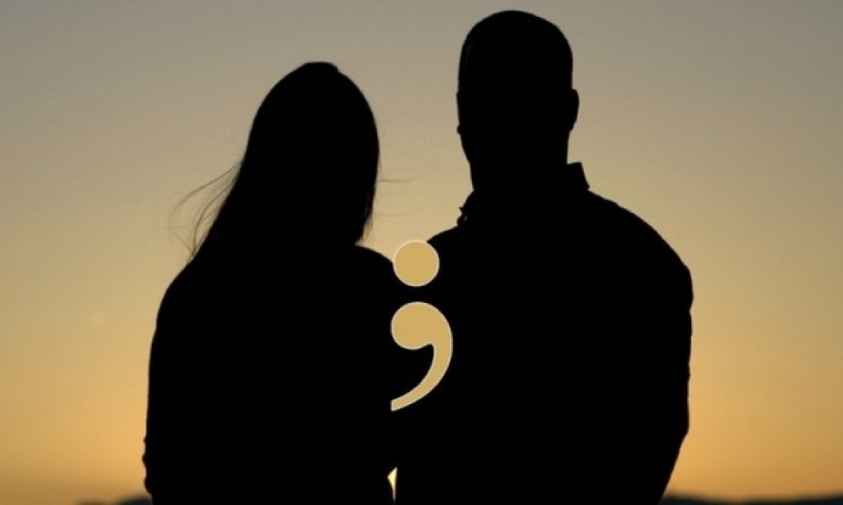 Γνωστός παρουσιαστής ετοιμάζεται να ανέβει τα σκαλιά της εκκλησίας με… την πρώην του γιου του (φώτο)