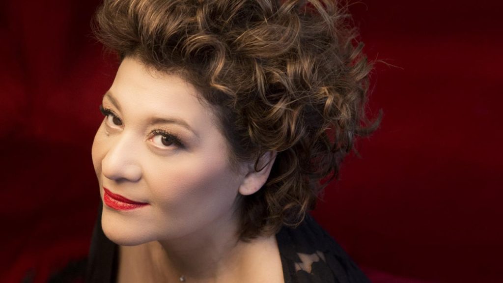 Γιώτα Νέγκα: Αυτό είναι το πραγματικό της ονοματεπώνυμο – Όλα όσα αποκάλυψε (βίντεο)