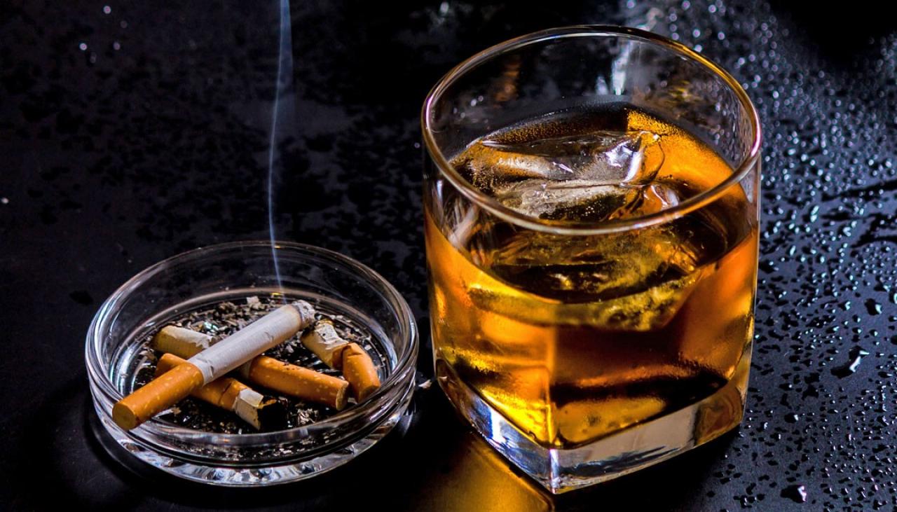 Έρευνα αποκαλύπτει: Όσοι πίνουν και καπνίζουν καθημερινά έχουν πιο γερασμένο εγκέφαλο