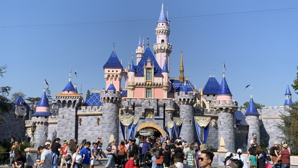 «Χαμός» στην Disneyland: Η «Μίνι Μάους» έκανε τόπι στο ξύλο έναν σεκιουριτά!