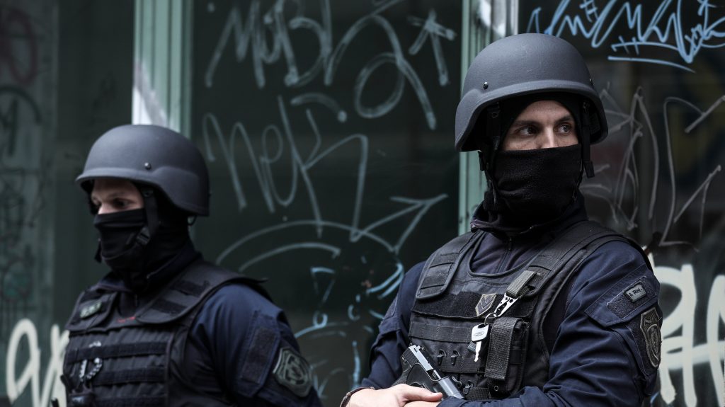 Σύλληψη «Τοξοβόλου του Συντάγματος»: Η Αντιτρομοκρατική ψάχνει τη γιάφκα και τα ασύλληπτα μέλη της ομάδας του