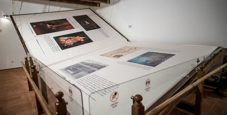 Το εντυπωσιακό βιβλίο που έχει κατασκευαστεί από δέρμα 13 αγελάδων – Έχει μήκος 4 μέτρα και ζυγίζει 1.420 κιλά (βίντεο)