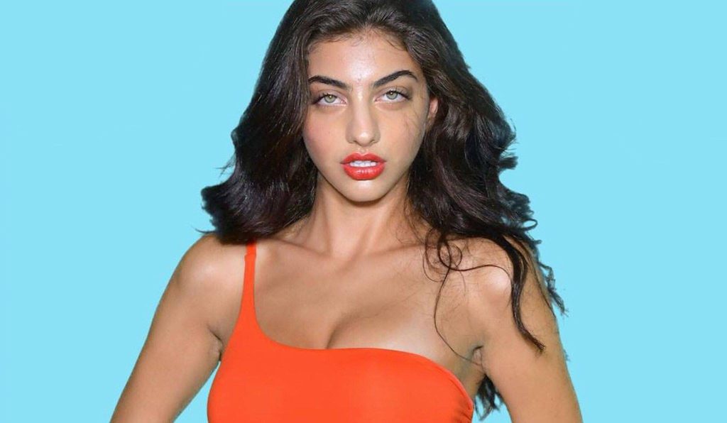 «Κόλαση» η Ειρήνη Καζαριάν – Ποζάρει τόπλες και ανεβάζει την θερμοκρασία (φώτο)