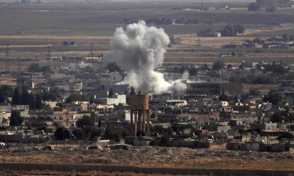 Συρία: Ξεκληρίστηκε οικογένεια σε αεροπορικές επιδρομές – Τέσσερις δημοσιογράφοι τραυματίες