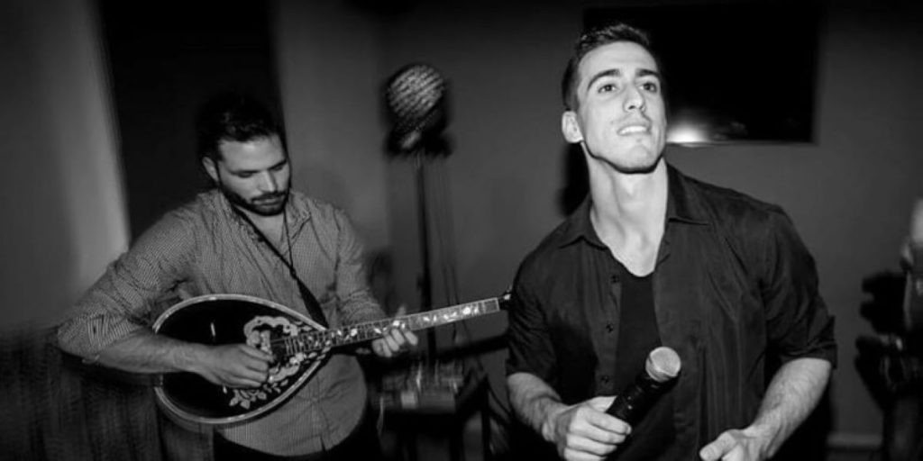 Βραβείο στον αστυνομικό που τραγούδησε μαζί με πλανόδιο στο Μοναστηράκι (βίντεο)