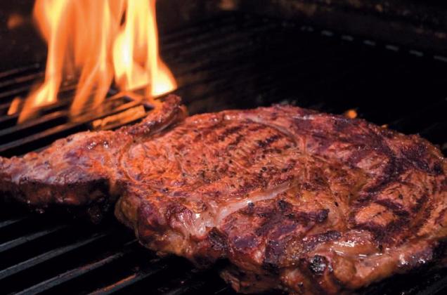 Πώς θα καταλάβεις αν έγινε το ψητό κρέας με μία απλή κίνηση (βίντεο)