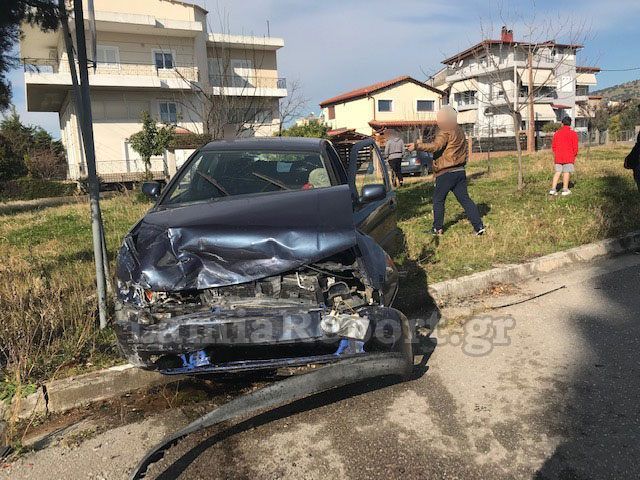 Λαμία: Παραβίασε stop και εμβόλισε διερχόμενο ΙΧ – Γλύτωσε από θαύμα διερχόμενη γυναίκα (βίντεο)