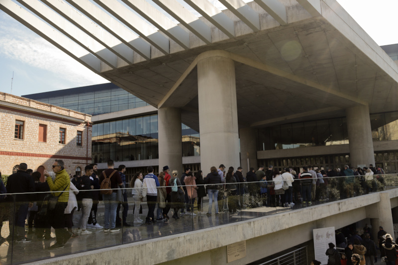 Ακρόπολη: Ελεύθερη είσοδος – Ουρές κόσμου σε μουσείο και αρχαιολογικούς χώρους (φώτο)