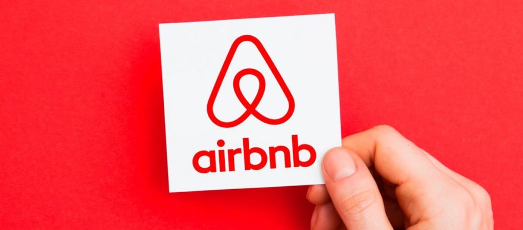 Airbnb: Τέλος στο… «μαύρο» χρήμα – Τα εισοδήματα θα πηγαίνουν αυτόματα στην εφορία (βίντεο)