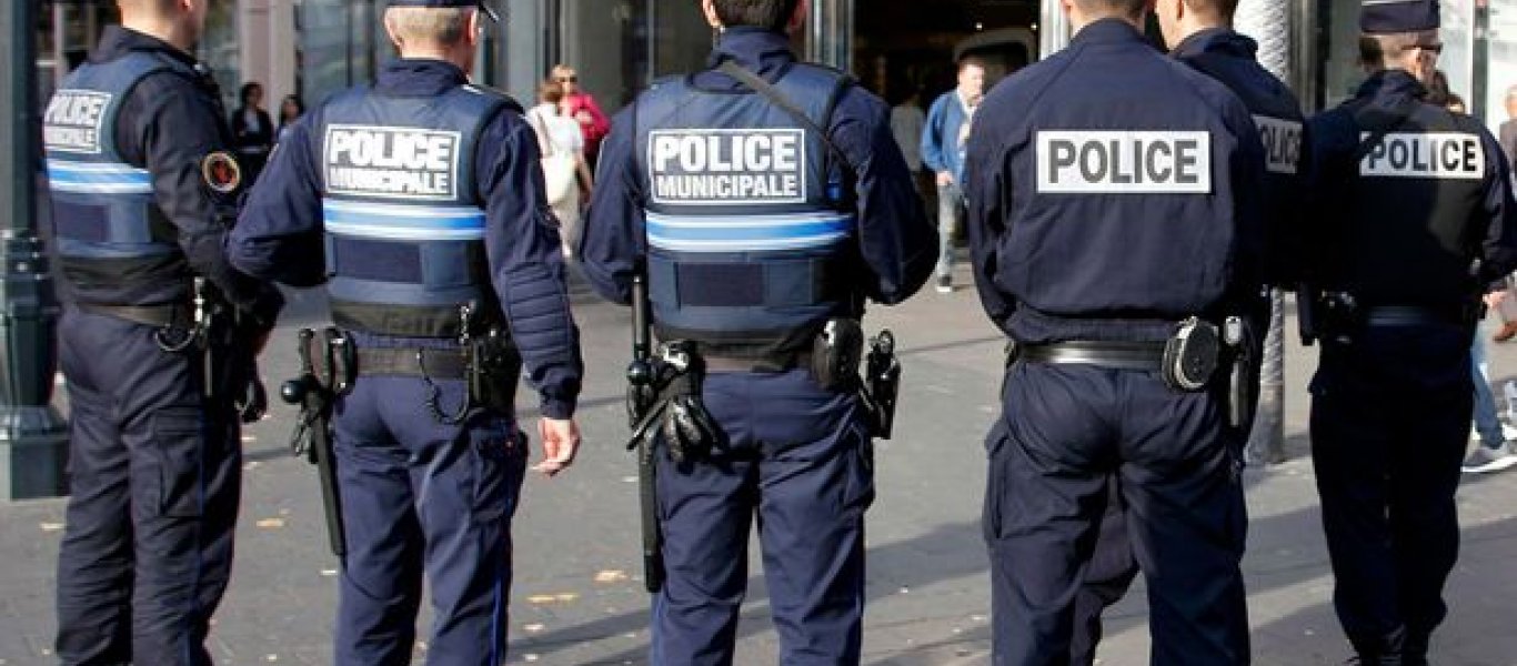 Συναγερμός στη Γαλλία: Άγνωστος επιτέθηκε με μαχαίρι σε αστυνομικό – Δέχθηκε πυροβολισμούς και τραυματίστηκε