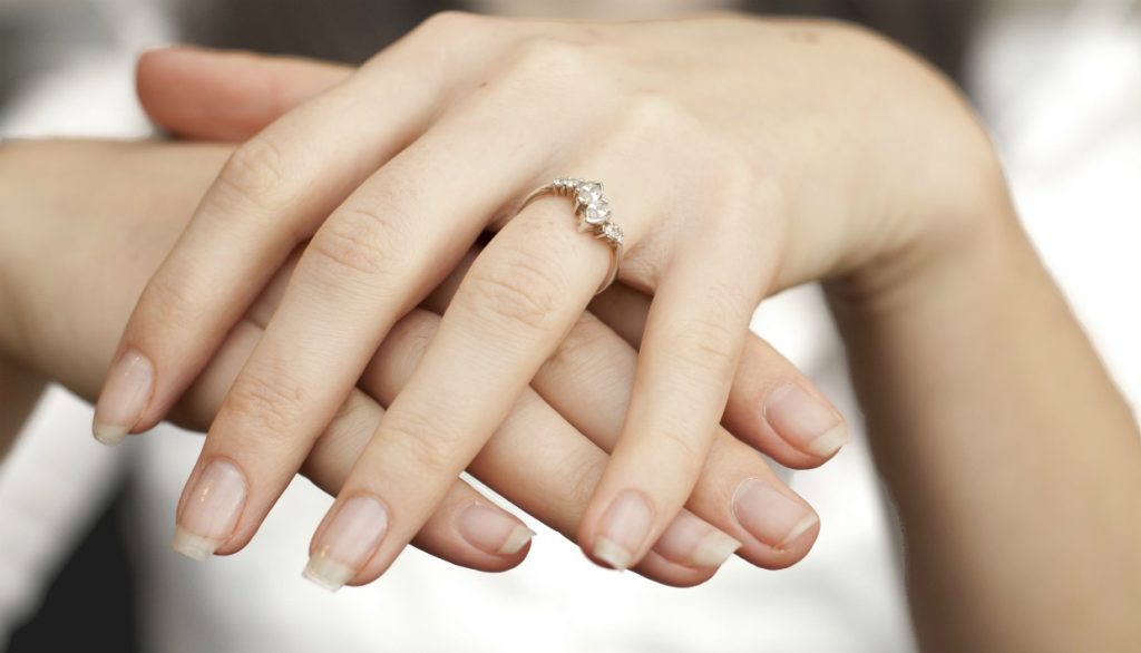 Με αυτόν τον τρόπο θα αφαιρέσετε το δαχτυλίδι που σφήνωσε στο δάχτυλό σας (βίντεο)