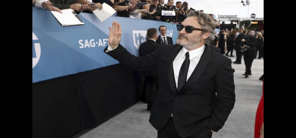 Χοακίν Φοίνιξ: Κρέμασε πανό με αναγραφή «Γίνε βίγκαν» στη γέφυρα του Λονδίνου