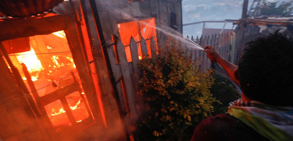 Νύχτα τρόμου στη Μόρια: Αλλοδαποί μπήκαν στο χωριό και καίνε σπίτια με ανθρώπους μέσα! (βίντεο)