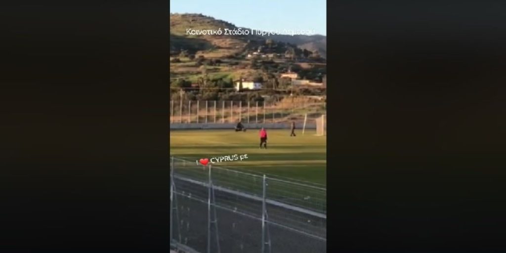 Κύπρος: «Μπουκάρει» με το μηχανάκι του σε γήπεδο την ώρα που βρίσκεται σε εξέλιξη αγώνας (βίντεο)