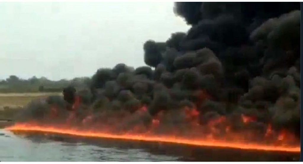 Ινδία: Ποτάμι «παραδίδεται» στις φλόγες από διαρροή πετρελαίου (βίντεο)