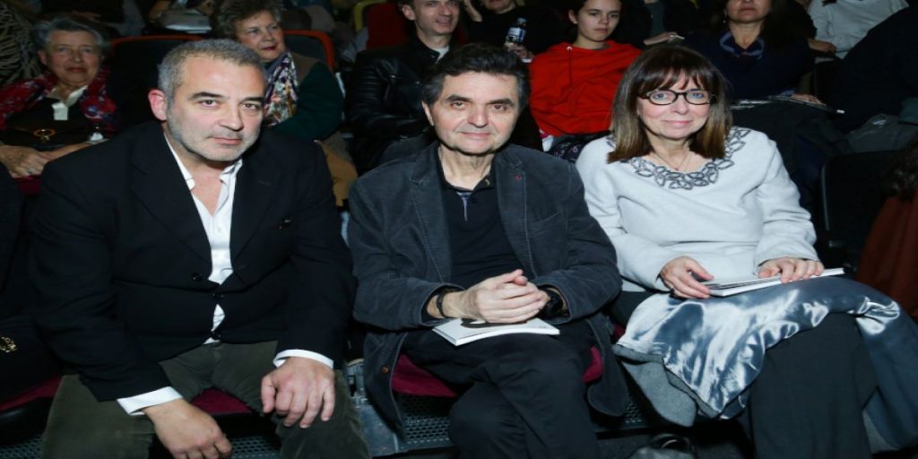 Σε θεατρική παράσταση με τον σύντροφό της η πρώτη δημόσια εμφάνιση της Α. Σακελλαροπούλου ως ΠτΔ (φώτο)