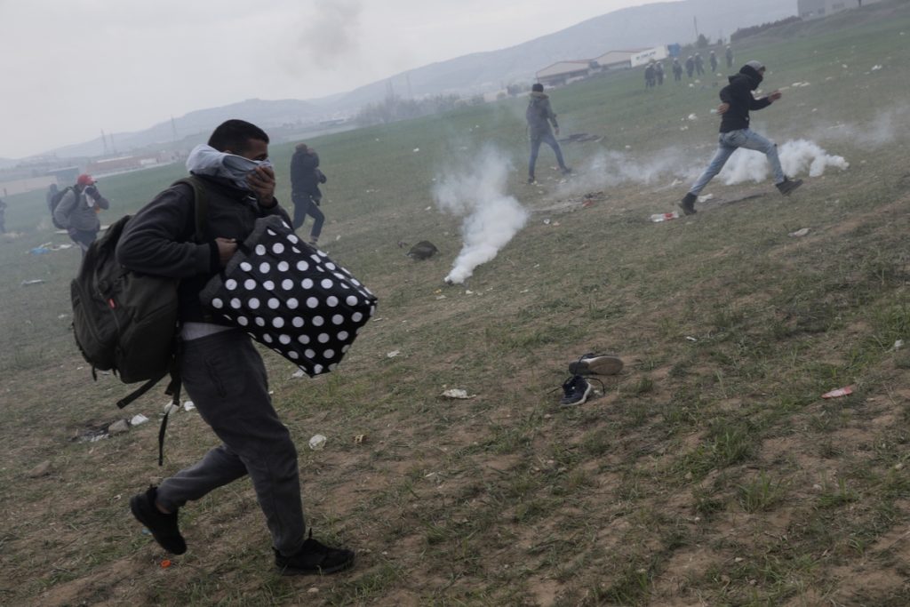 Έφοδος χιλιάδων Αφγανών στην πόλη της Μυτιλήνης: Σφοδρές συγκρούσεις με την Αστυνομία – Σε επιφυλακή ο Στρατός (upd)