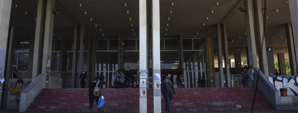 Φιλοσοφική Αθηνών: Επιτηρητής γρονθοκόπησε φοιτητή – Τον απείλησε ότι θα μηδενιστεί η κόλλα του