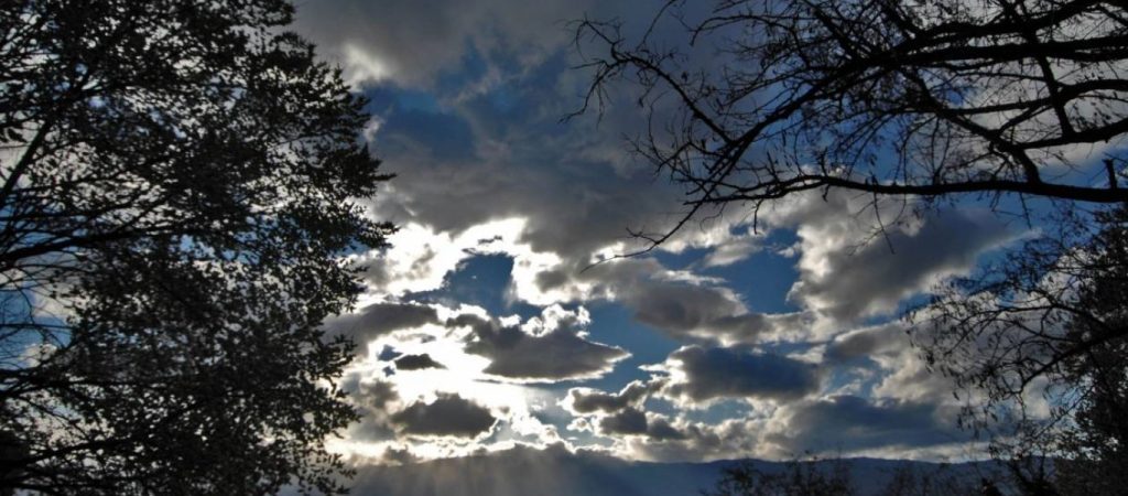 Καιρός: Απότομη «βουτιά» της θερμοκρασίας σήμερα – Ζέστη το πρωί και κρύο το βράδυ