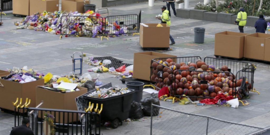 Κόμπι Μπράιαντ: Αμέτρητες μπάλες και παπούτσια άφησαν οι θαυμαστές του στο γήπεδο των Lakers (φώτο)