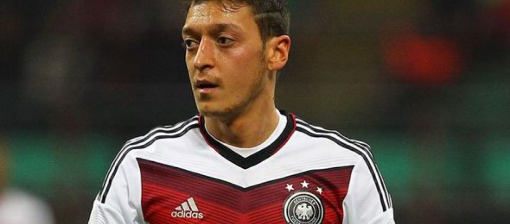 Μεσούτ Οζίλ: Βρίσκεται αντιμέτωπος με απειλές θανάτου μετά την επίθεση που είχε δεχθεί το καλοκαίρι