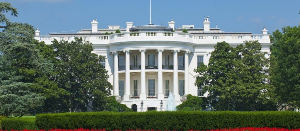 Κορωνοϊός: Δεν προβλέπουν οικονομική καταστροφή στον Λευκό Οίκο