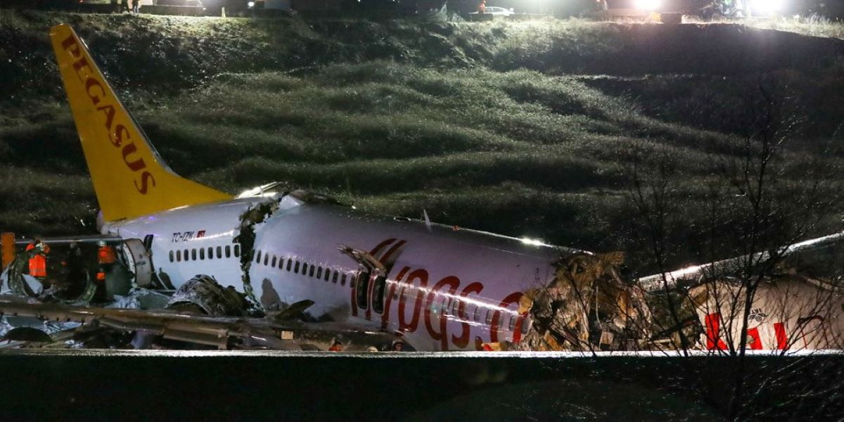 Συντριβή αεροσκάφους στην Τουρκία: Η στιγμή που το αεροπλάνο κόβεται στα τρία (βίντεο)