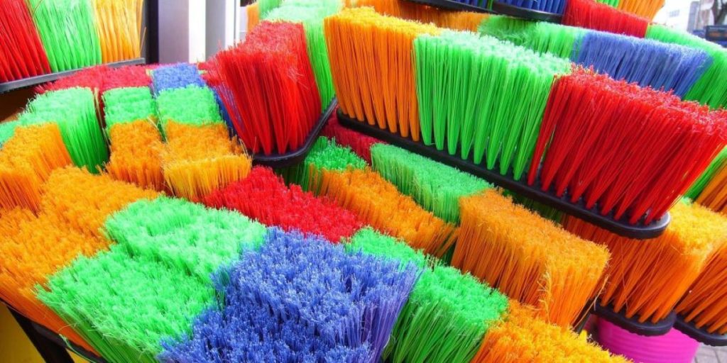 «Ισορροπήστε τη σκούπα όρθια»: Αυτή είναι η νέα δοκιμασία που πρωταγωνιστεί στο διαδίκτυο (βίντεο)