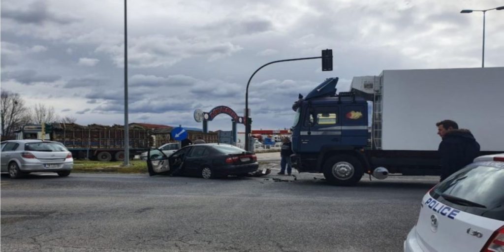 Τροχαίο στα Τρίκαλα: Νταλίκα παρέσυρε ΙΧ – Τραυματίστηκε σοβαρά η οδηγός του αυτοκινήτου