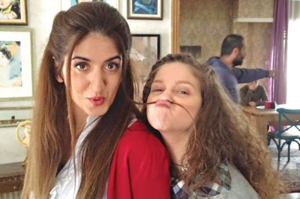 «Τρέλανε» τον Ν. Μουτσινά – «Με ιντριγκάρει ότι μου ανάβει τον γκιώνη» (βίντεο)