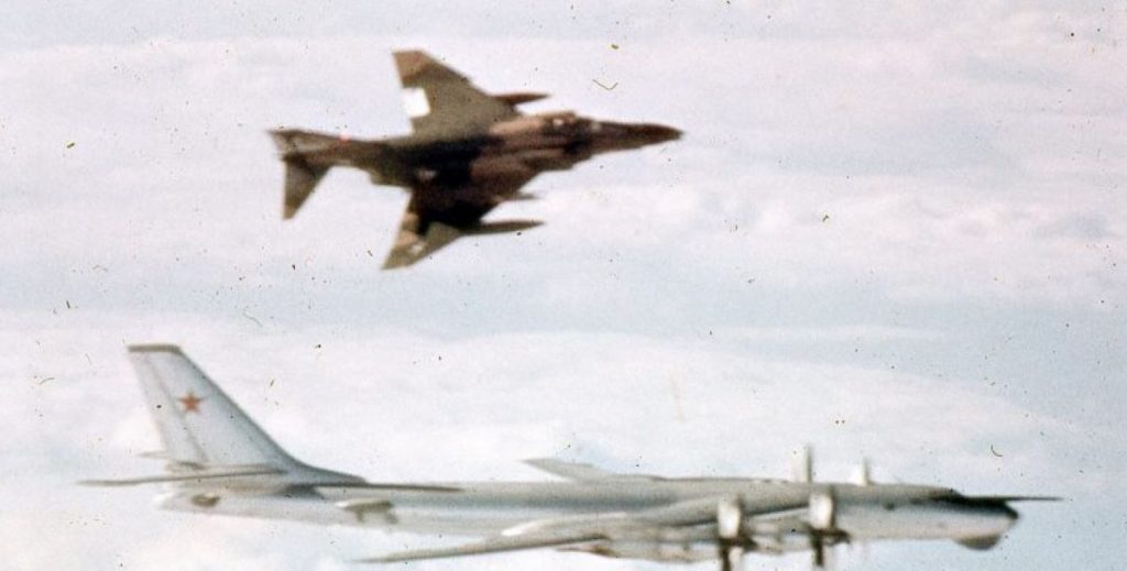 Όταν Ρώσοι πιλότοι ζητούσαν από τα αμερικανικά F-4 να κάνουν «ακροβατικά» στον αέρα (φώτο)
