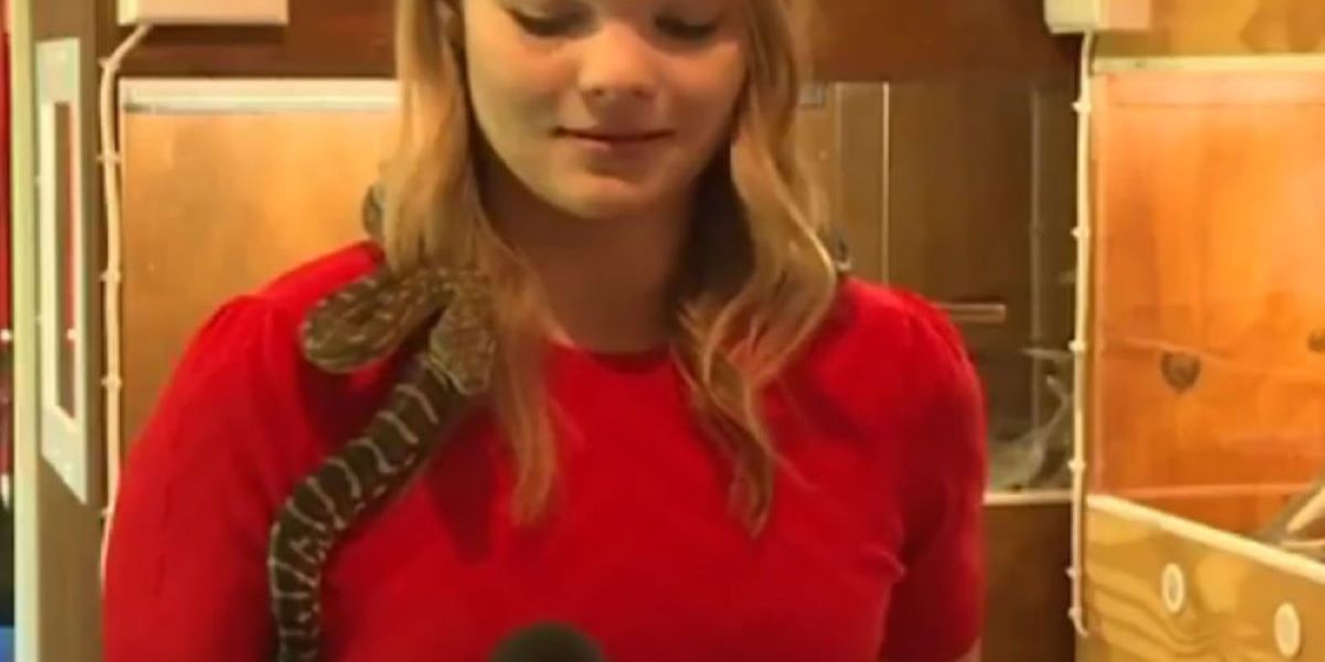 Αυστραλία: Έκανε ρεπορτάζ για τα φίδια και αυτά της δάγκωσαν το μικρόφωνο (φώτο)