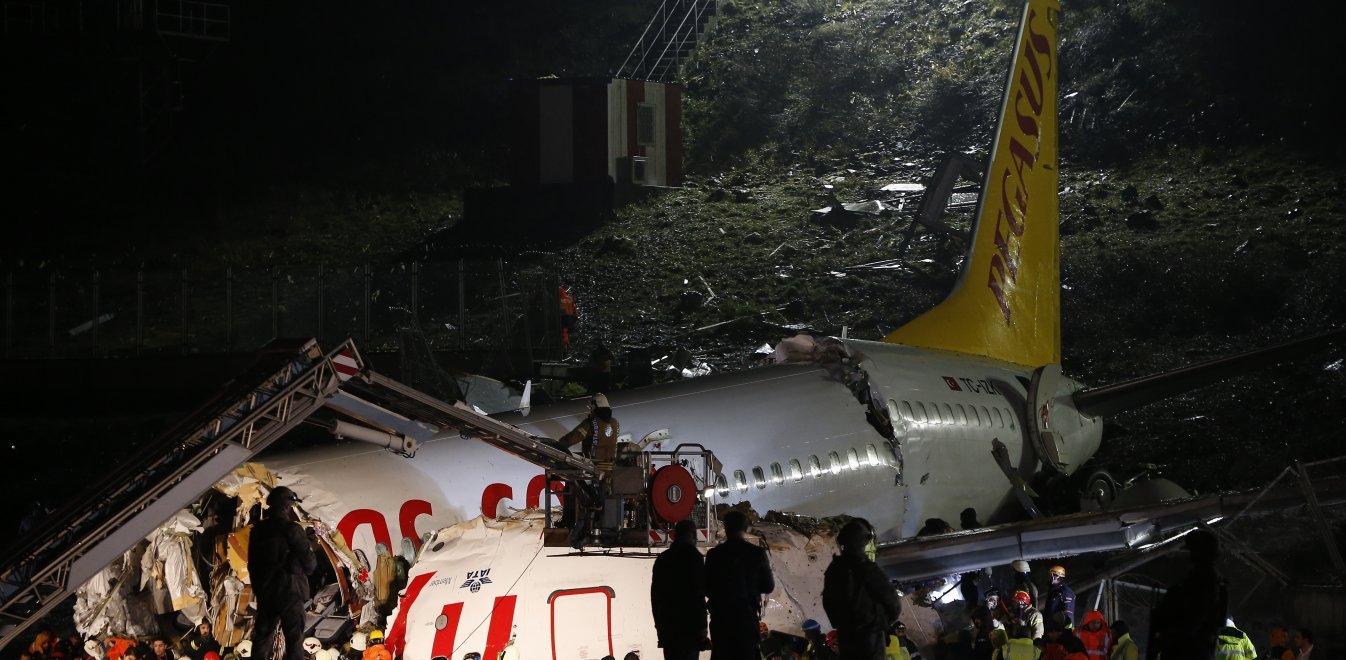 Συγκλονίζουν οι περιγραφές των επιβατών του αεροπλάνου που κόπηκε στα τρία στην Κωνσταντινούπολη