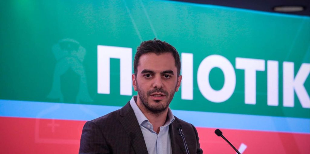 Δεν προλαβαίνει να… κόβει πρωτοχρονιάτικες πίτες ο Μ.Χριστοδουλάκης του ΚΙΝΑΛ