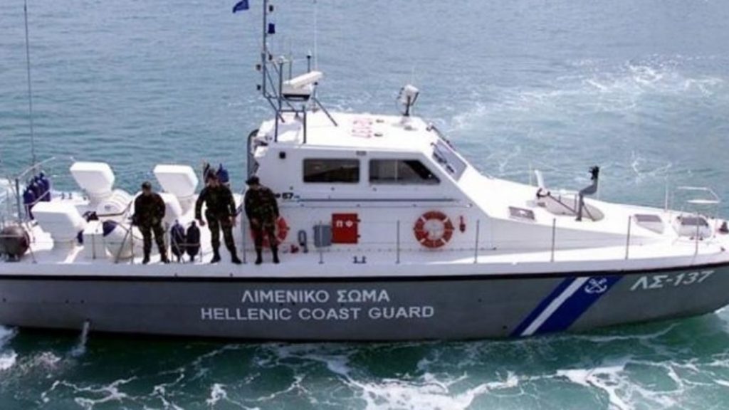 Στο αγκυροβόλιο του Πειραιά το πλοίο με 13 αλλοδαπούς που έπλεε ακυβέρνητο (upd)