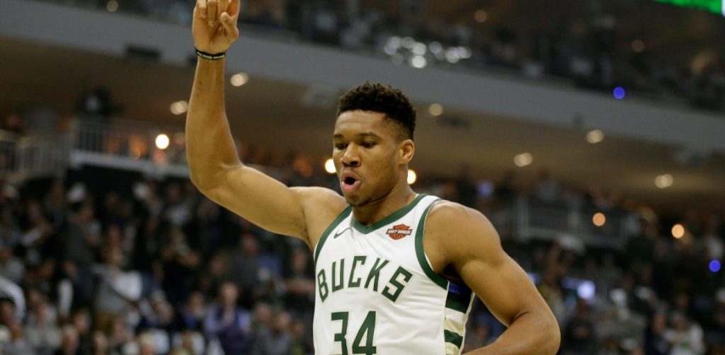 «Μαγικός» Γ.Αντετοκούνμπο: Έγραψε ιστορία με 36 πόντους και 20 ριμπάουντ στο παιχνίδι με τους Σίξερς (βίντεο)