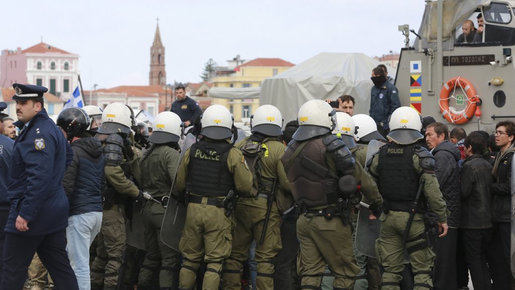 Μόρια: Επτά συλλήψεις νεαρών με ρόπαλα και κράνη – Αναζητούνται άλλοι δύο (βίντεο)