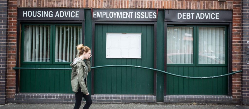 Πλήττει την Βρετανία η φτώχεια – Δεσμεύσεις γι’ αύξηση του κατώτατου μισθού