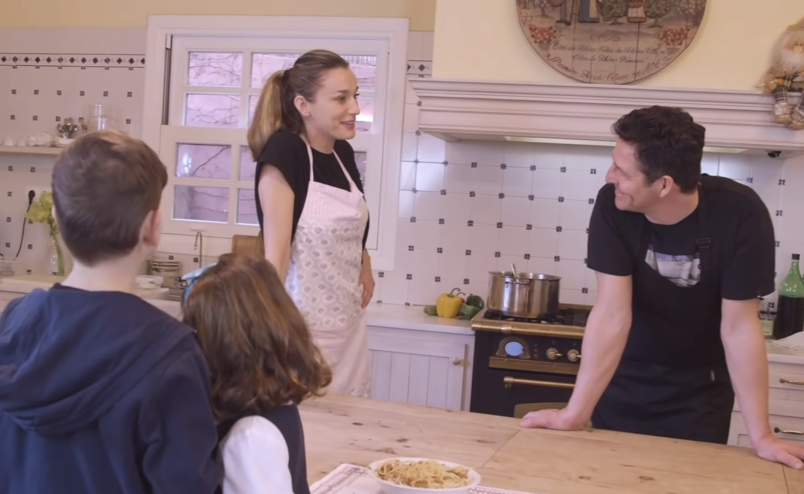 Κάτια Ζυγούλη: Φτιάχνει στον Αποστόλη Ρουβά… μακαρόνια με κιμά! (βίντεο)