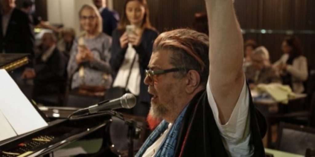 Στο υπουργείο Πολιτισμού ο Σταμάτης Κραουνάκης – «Πάγωσαν» οι εργαζόμενοι με τα αθυρόστομα τραγούδια του (βίντεο)