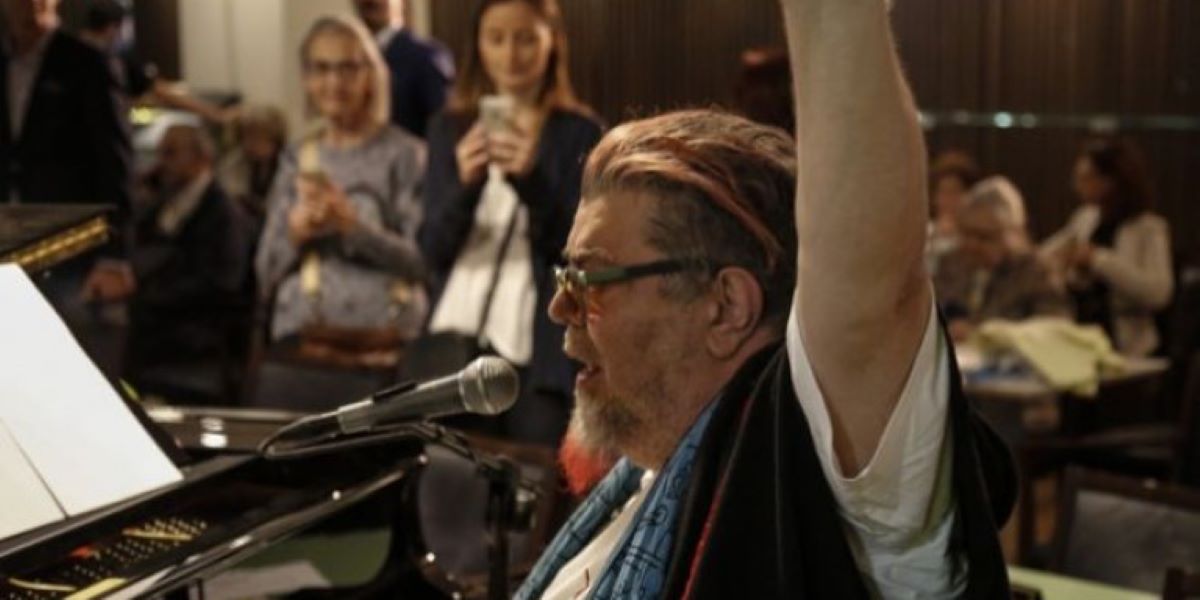 Στο υπουργείο Πολιτισμού ο Σταμάτης Κραουνάκης – «Πάγωσαν» οι εργαζόμενοι με τα αθυρόστομα τραγούδια του (βίντεο)